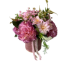 Welurowy flowerbox brudny róż z bukietem gożdzików
